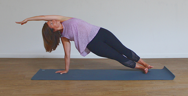 Side plank asana bij een core flow yogales