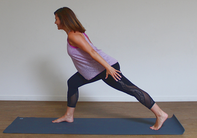 Een vrouw doet een core flow yoga oefening