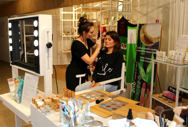 Een jonge vrouw neemt deel aan een make-up sessie met 100% biologische en veganistische producten