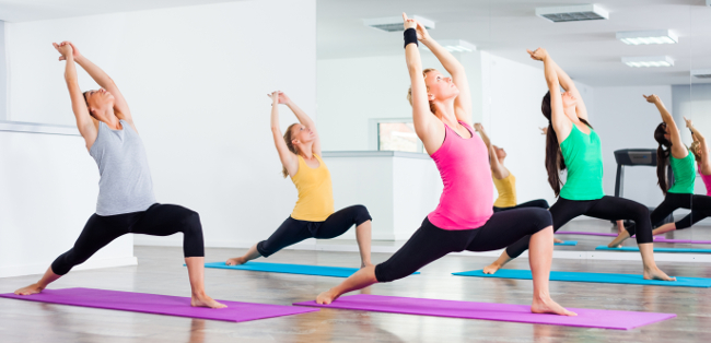 Vrouwen doen mee aan een groepsles yoga